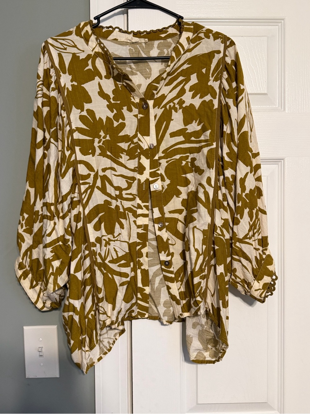 entro Olive and Cream Floral Button-Front Blouse